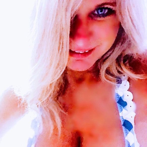 Meet your Posher, Suzi/ POSHMARK Ambassador/ Top 10% SELLER - Picture 13 of 16